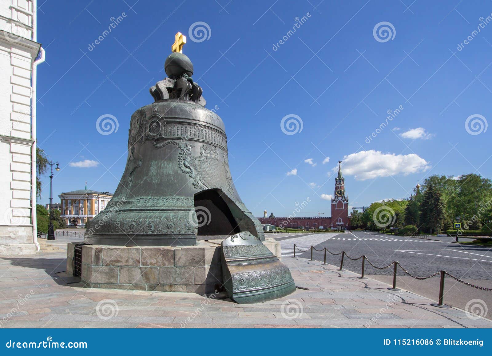 Vista di più grande campana nel mondo - lo zar Bell a Mosca, Russia