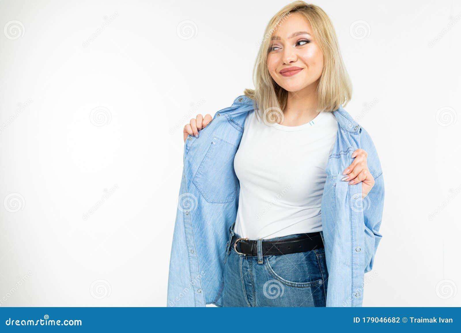 Loca Linda Muchacha Con El Pelo Rubio En Ropa Elegante De Jeans Posando En Un Fondo Blanco Con Espacio Para Copiar Foto archivo - Imagen de atractivo, muchacha: 179046682