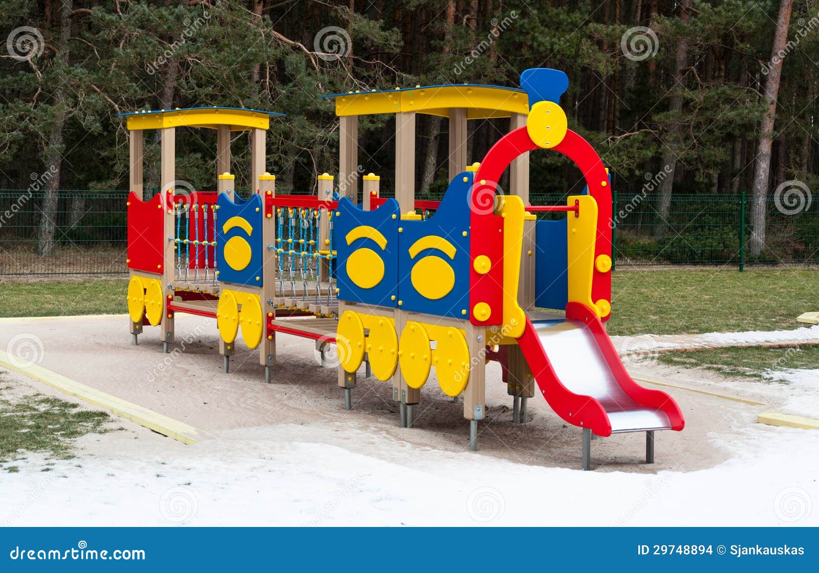 Jogo De Trem Para Crianças No Parque, Ao Ar Livre - Meninos E Meninas, Joga  Um Jogo De Trem Segurando O Ombro Da Frente Foto de Stock - Imagem de  cinco, menino: 167155592