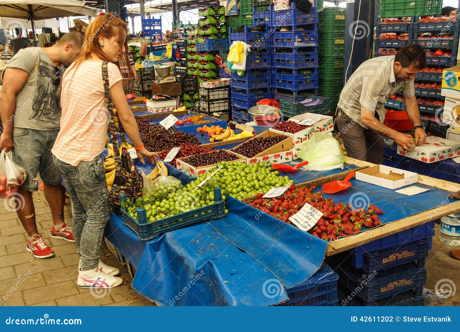 https://thumbs.dreamstime.com/z/local-shoppers-buy-vegetables-canakkale-turkey-may-weekly-market-canakkale-turkey-42611202.jpg