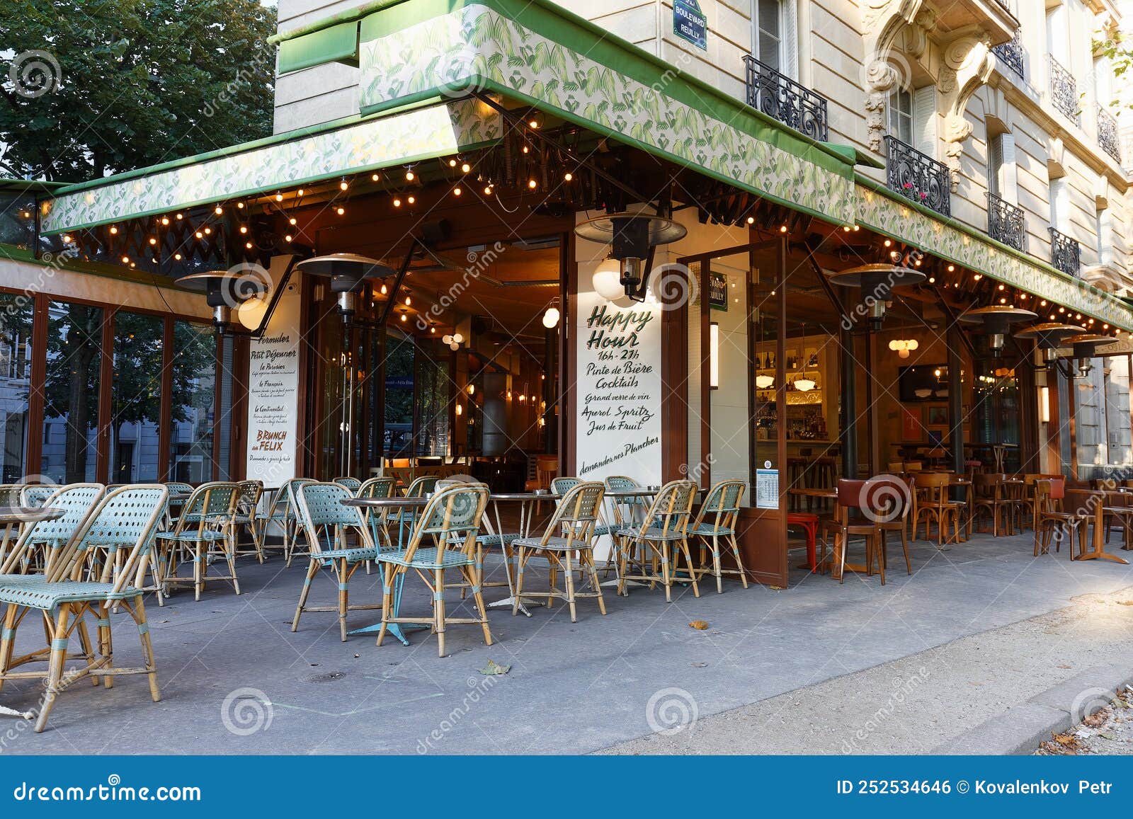 Located in the 12th District, the Felix Cafe Represents the Concept of ...