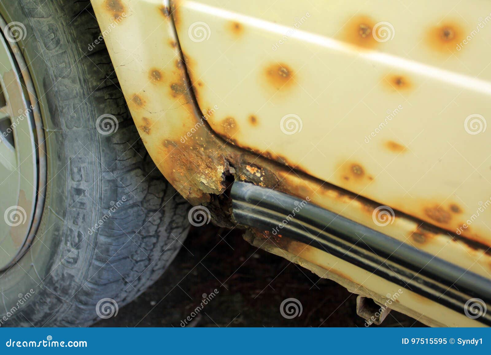 https://thumbs.dreamstime.com/z/loch-der-schwelle-des-alten-autos-gesch%C3%A4digt-durch-rost-und-korrosion-97515595.jpg