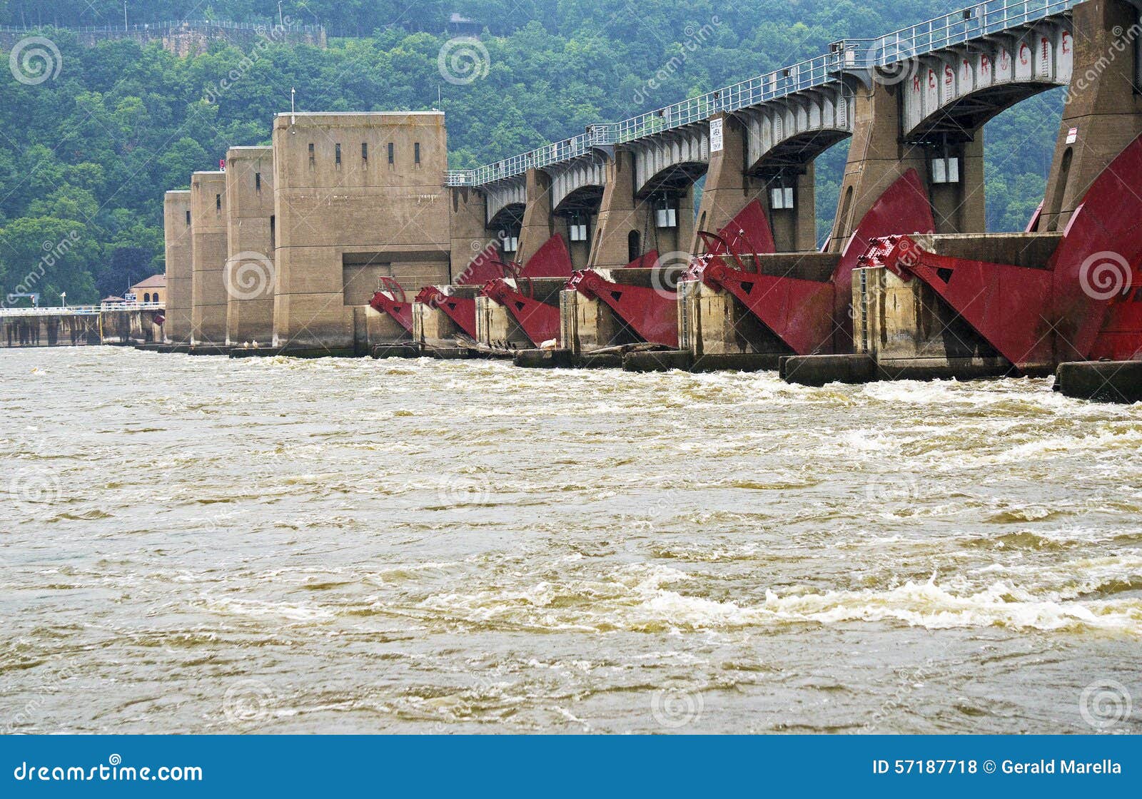 Lock And Dam 11 On The Mississippi River In Dubuque, Iowa ...