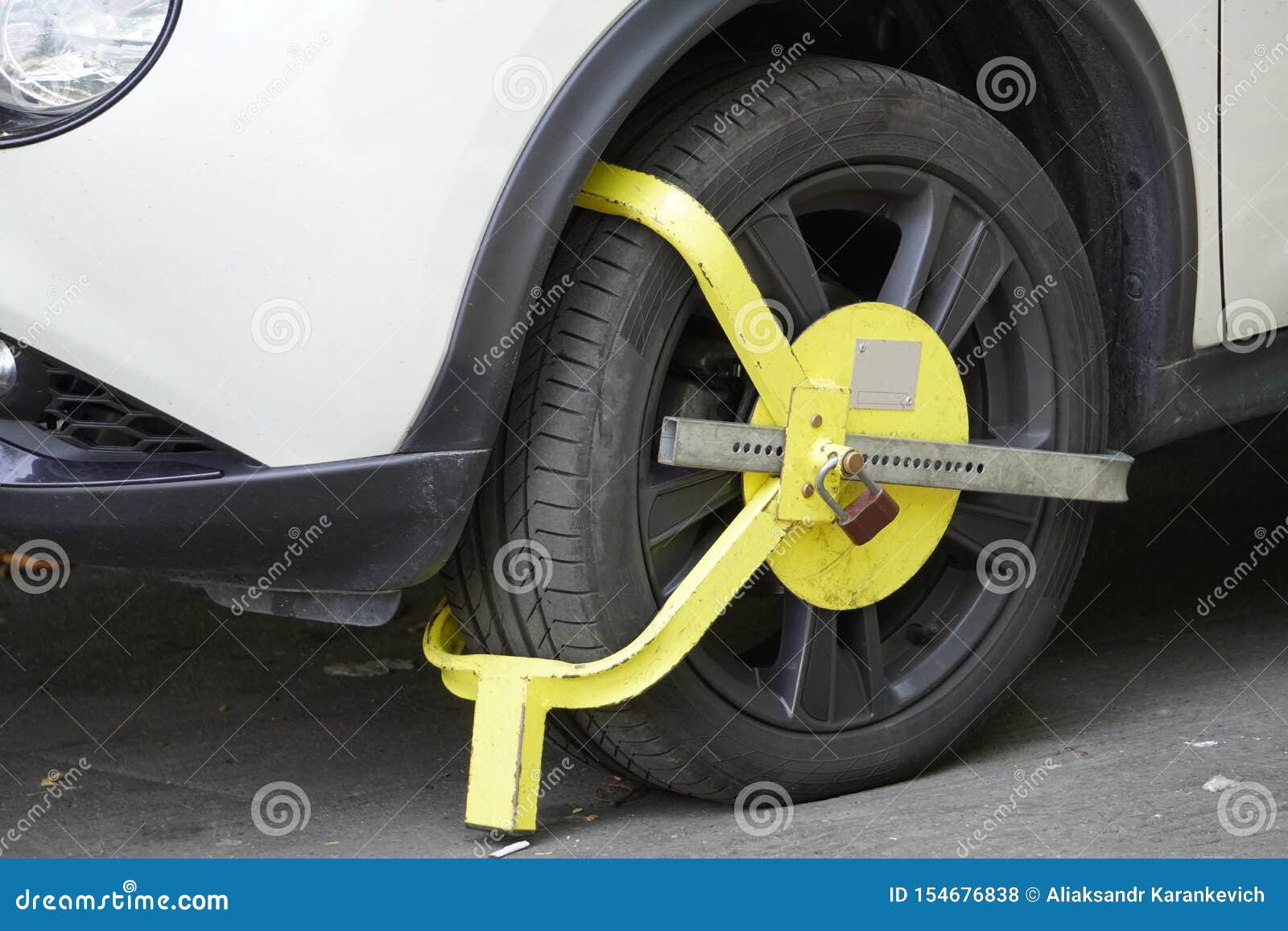 Wheel Locking Device For Medical Individual Portable Oxygen Cylinder To