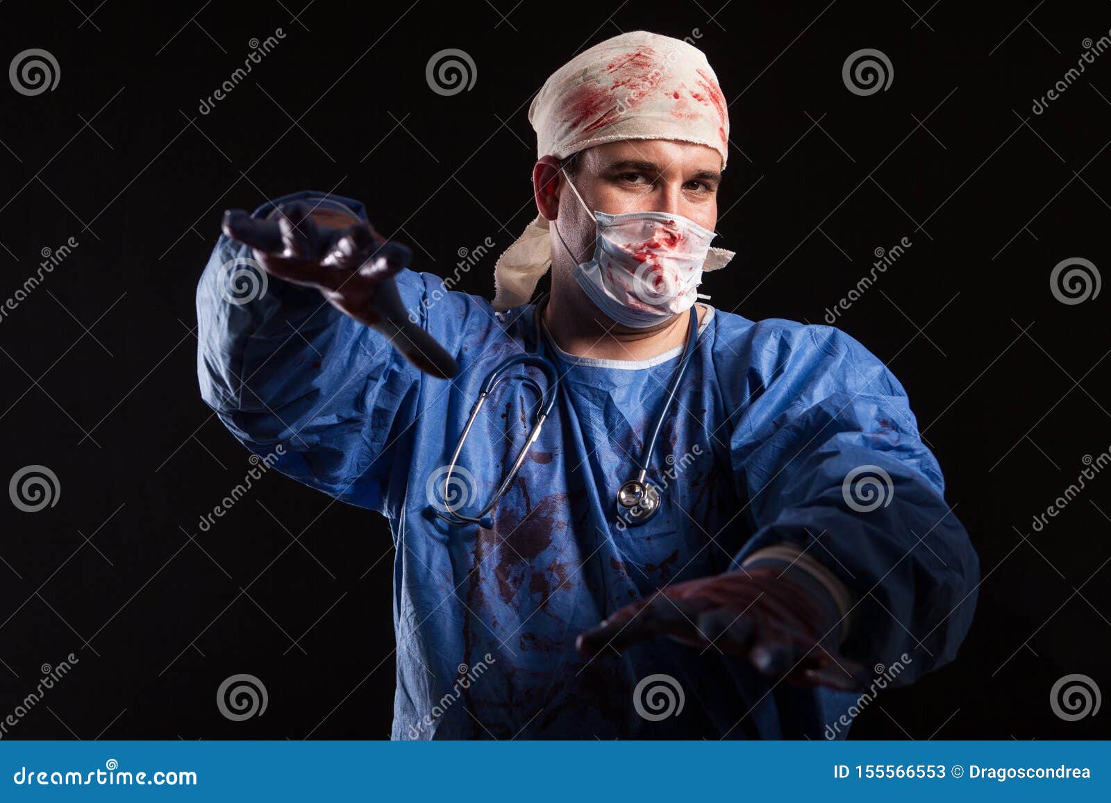 Loco Cuídese Con Una Máscara Del Cirujano Y Friega Salpicado Con La Sangre Para Halloween Imagen de archivo - Imagen de fondo, horror: 155566553 Loco Cuídese Con Una Máscara Del Cirujano Y Friega Salpicado Con La Sangre Para Halloween Imagen de archivo - Imagen de fondo, horror: 155566553