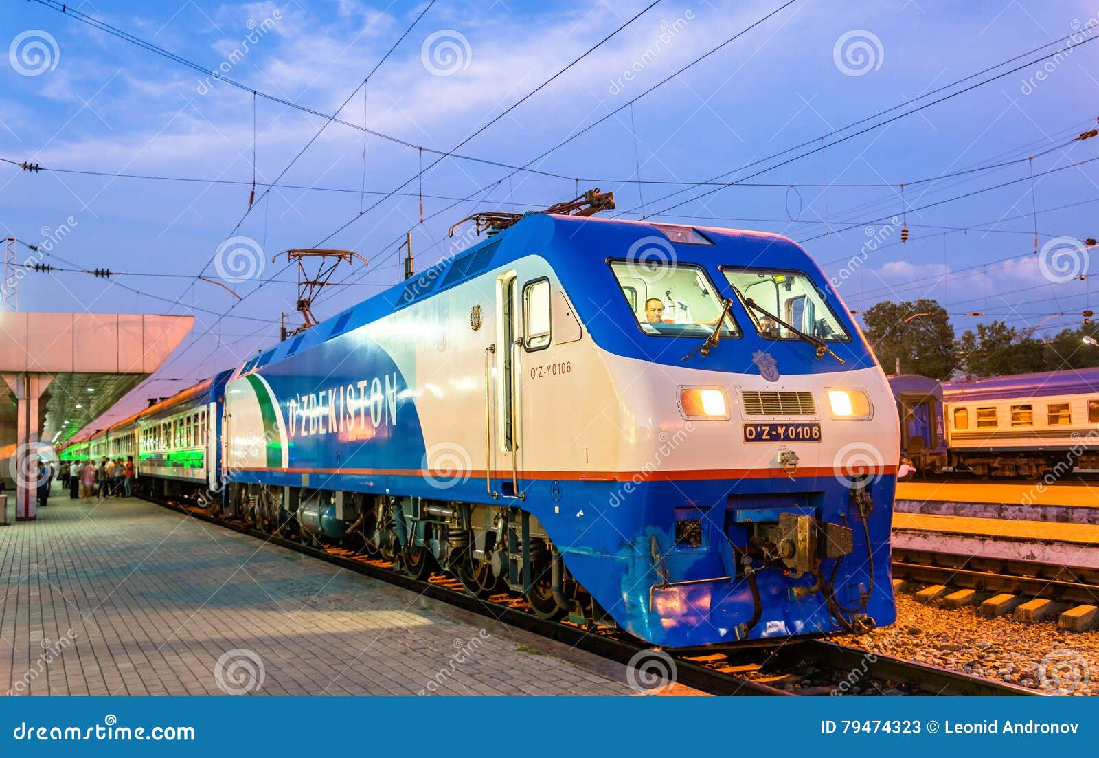 https://thumbs.dreamstime.com/z/locomotive-%C3%A9lectrique-de-construction-chinoise-moderne-%C3%A0-la-gare-ferroviaire-de-tashkent-79474323.jpg