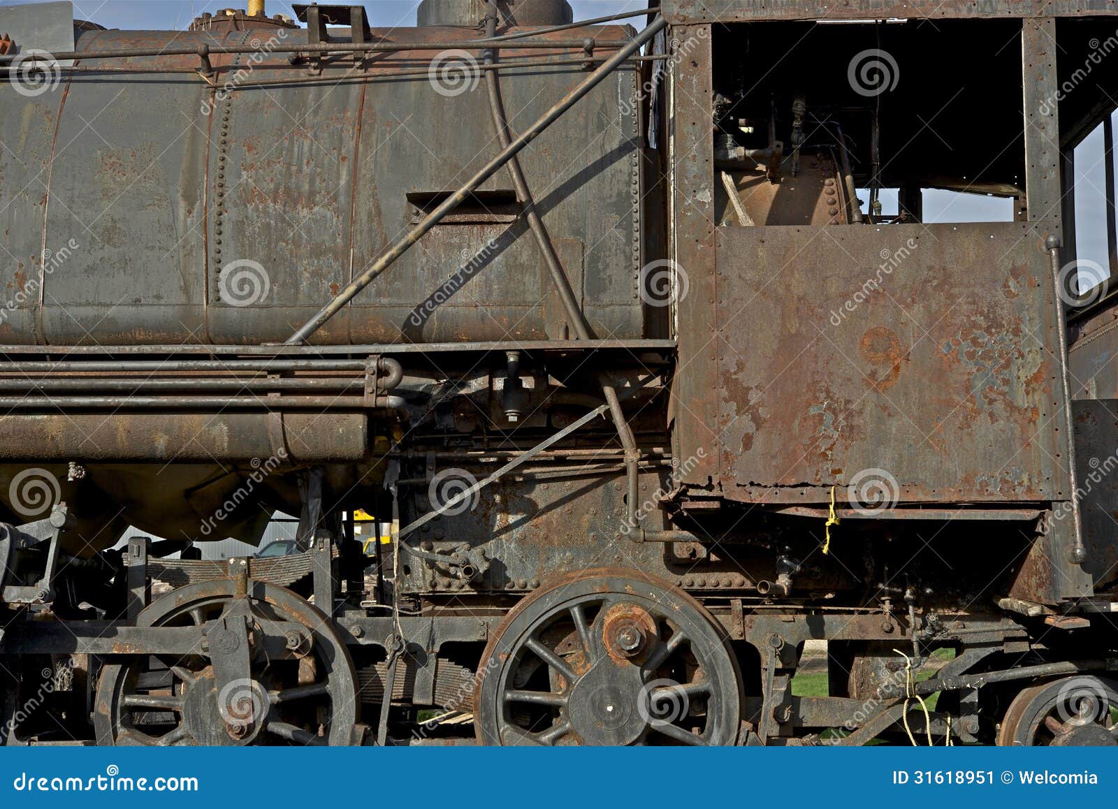 Pequeña locomotora corroída del vintage del vapor - foto del primer. Colección de la fotografía del ferrocarril.