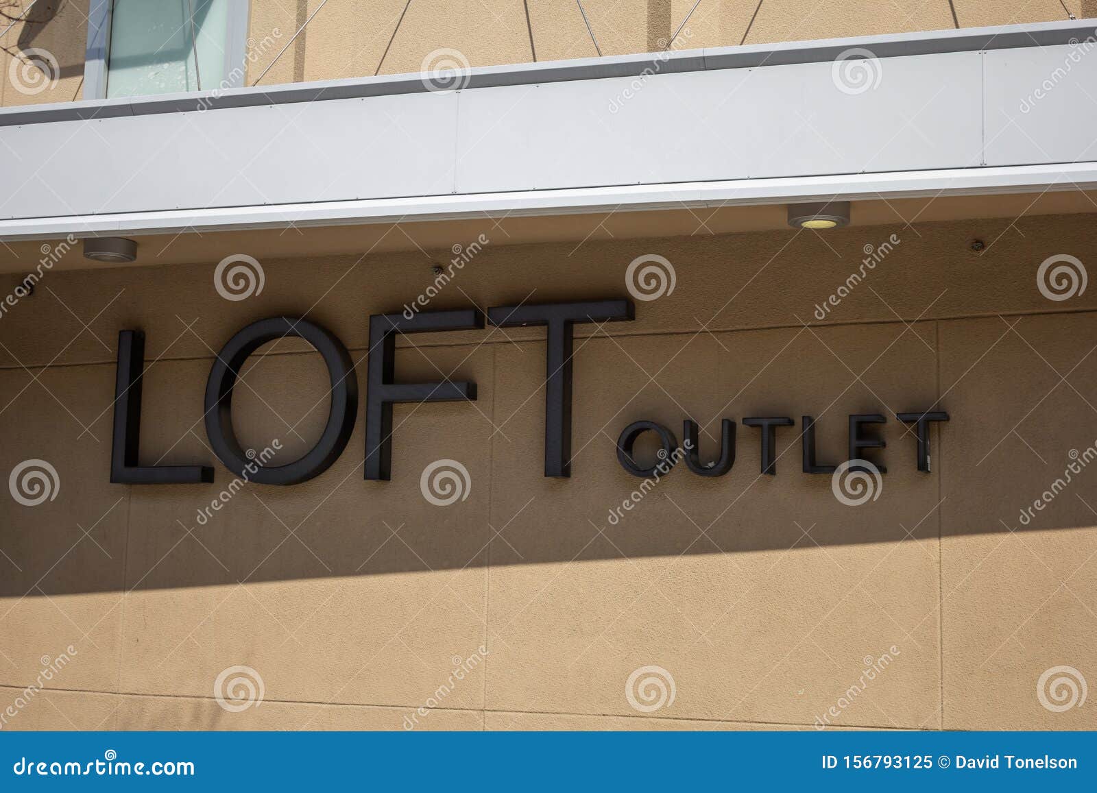 https://thumbs.dreamstime.com/z/loft-outlet-retail-store-sign-front-clothing-chain-known-as-156793125.jpg