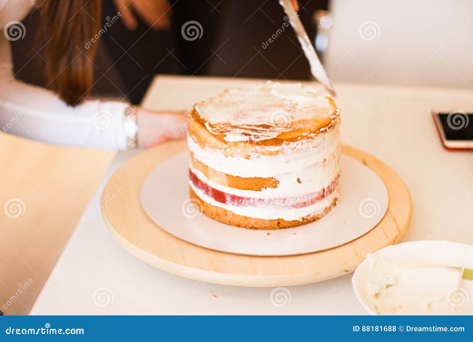 Logez Le Tablier De Port D Epouse Faisant La Touche Finale Sur Le Gateau De Chocolat De Dessert D Anniversaire Femme Faisant Le G Photo Stock Image Du Farine Mains 1816