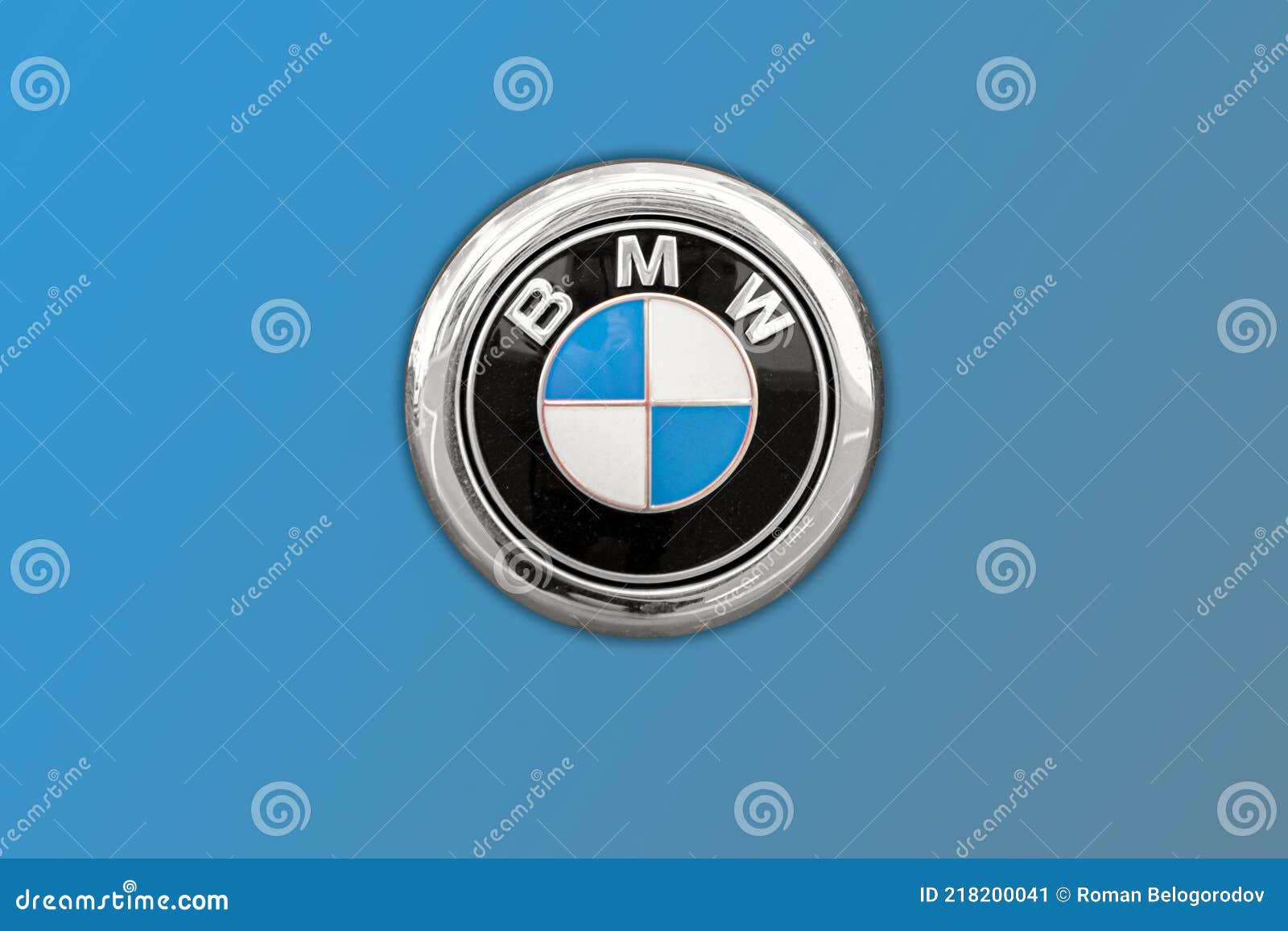 Logo Bmw Sur Le Capot De La Vraie Voiture Photo éditorial - Image