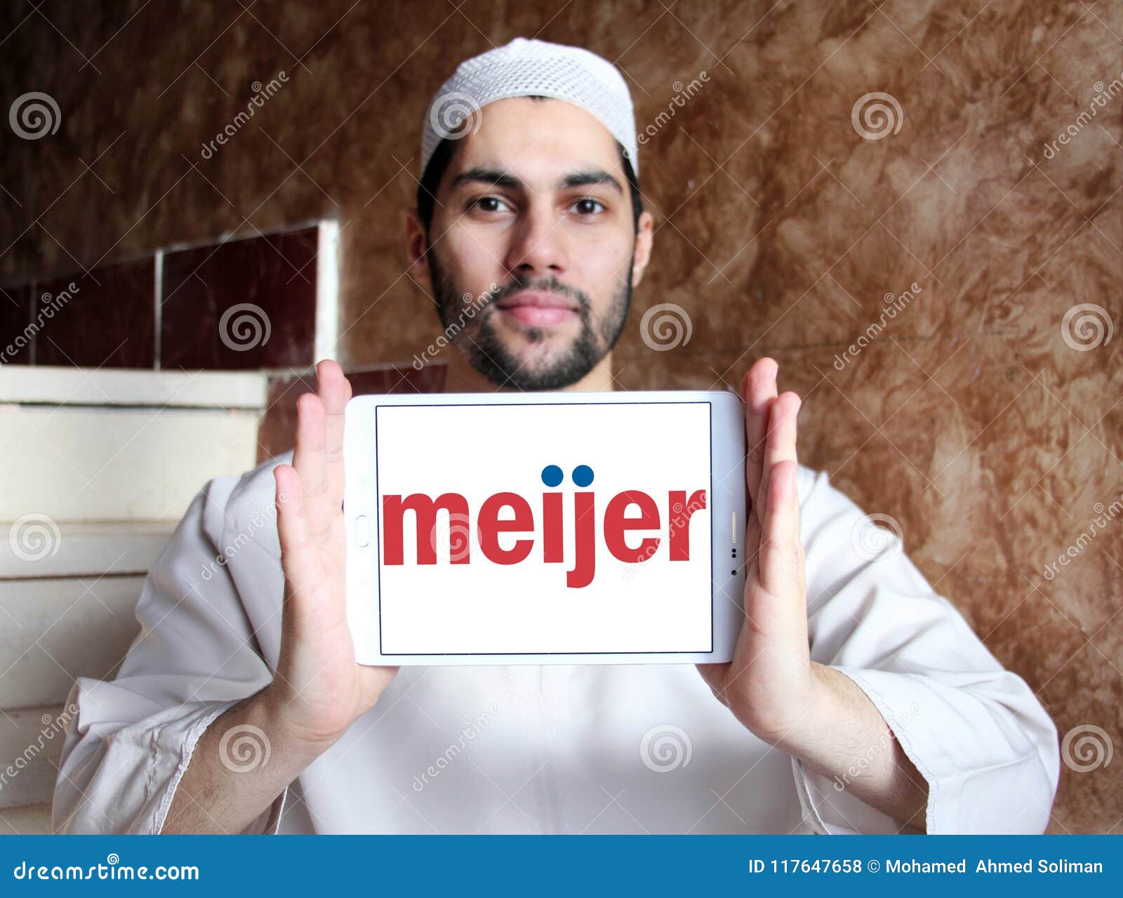 Logo de détaillant de Meijer. Le logo du détaillant de Meijer sur le comprimé de Samsung holded par l'homme musulman arabe Meijer est une chaîne américaine régionale de supercenter