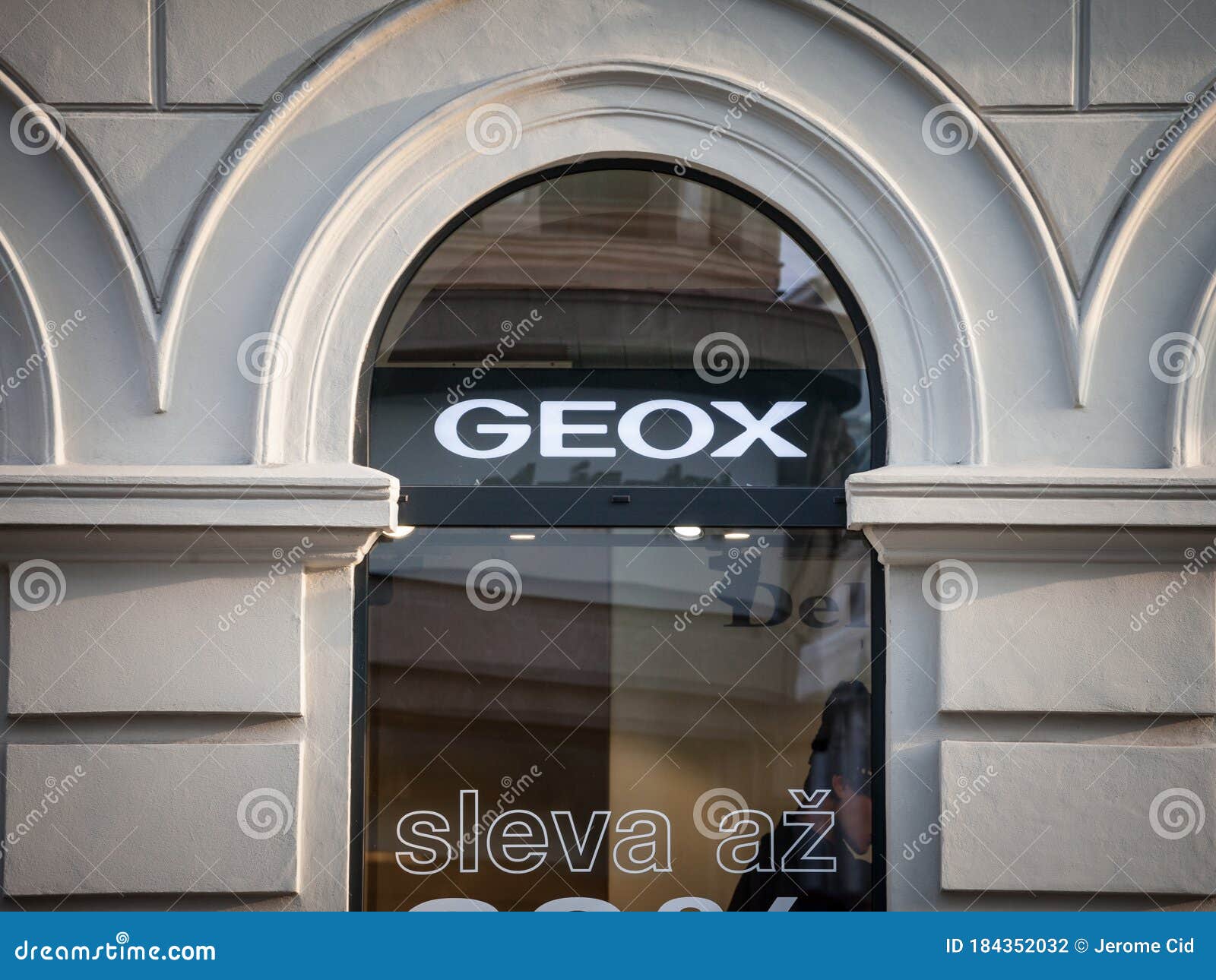 Logo De Geox Su Tienda Local En Praga. Fotografía editorial - Imagen de muestra, impermeable: 184352032