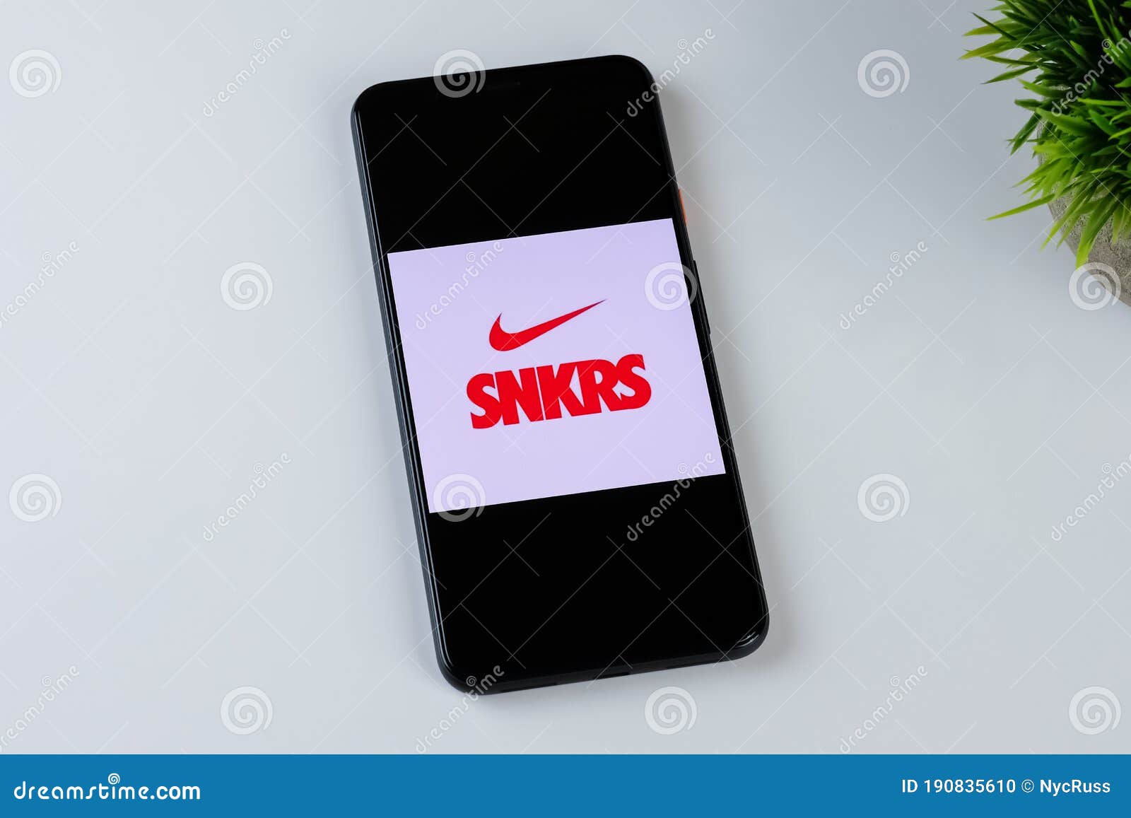 Logo De La Aplicación Snkrs En Una De Smartphone. editorial - Imagen de nike: 190835610