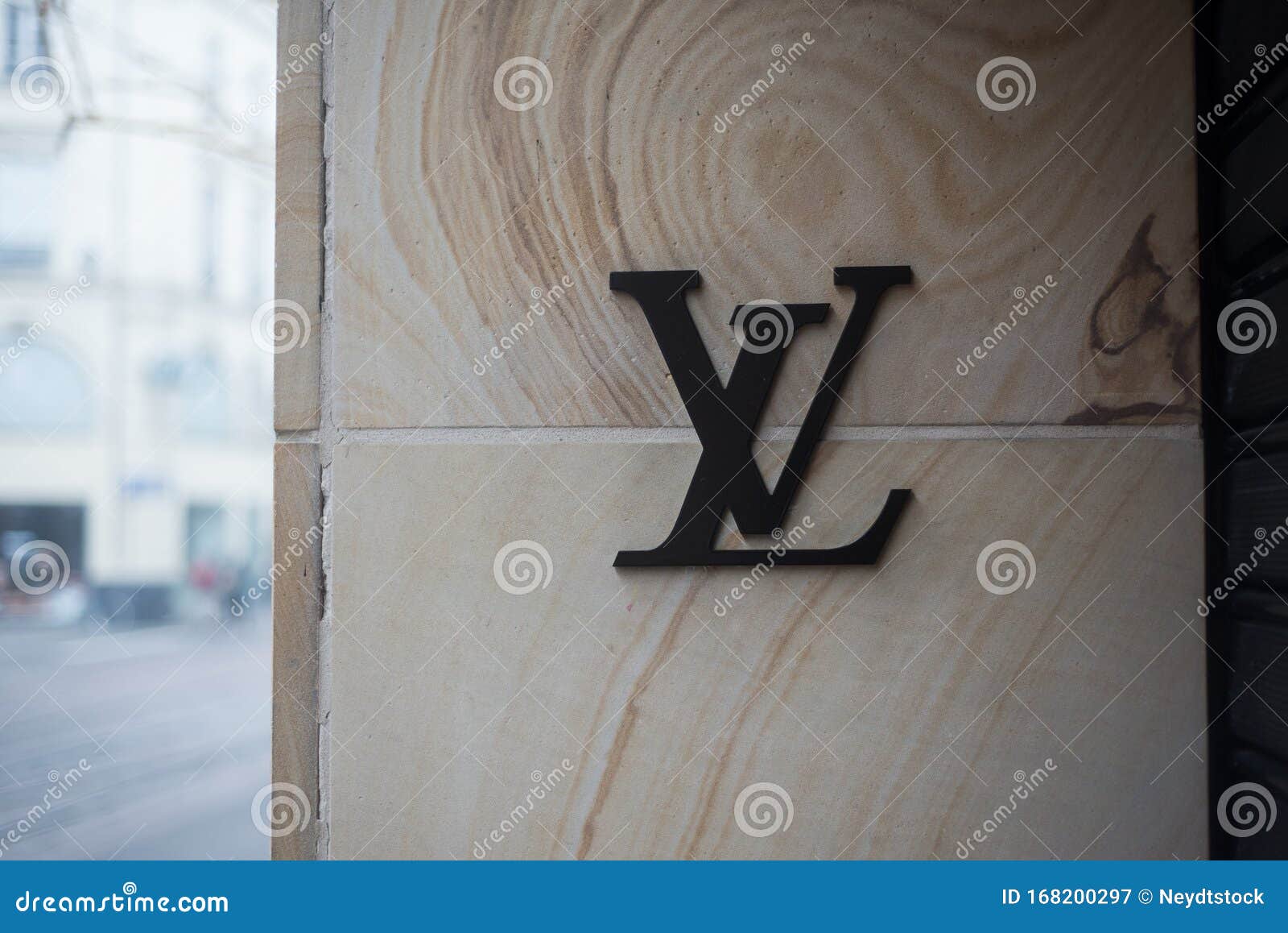 París - 24 De Septiembre: Fachada De La Tienda Insignia De Louis Vuitton A  Lo Largo De Los Campos Elíseos, Tomada El 24 De Septiembre De 2014 En París,  Francia Fotos, retratos