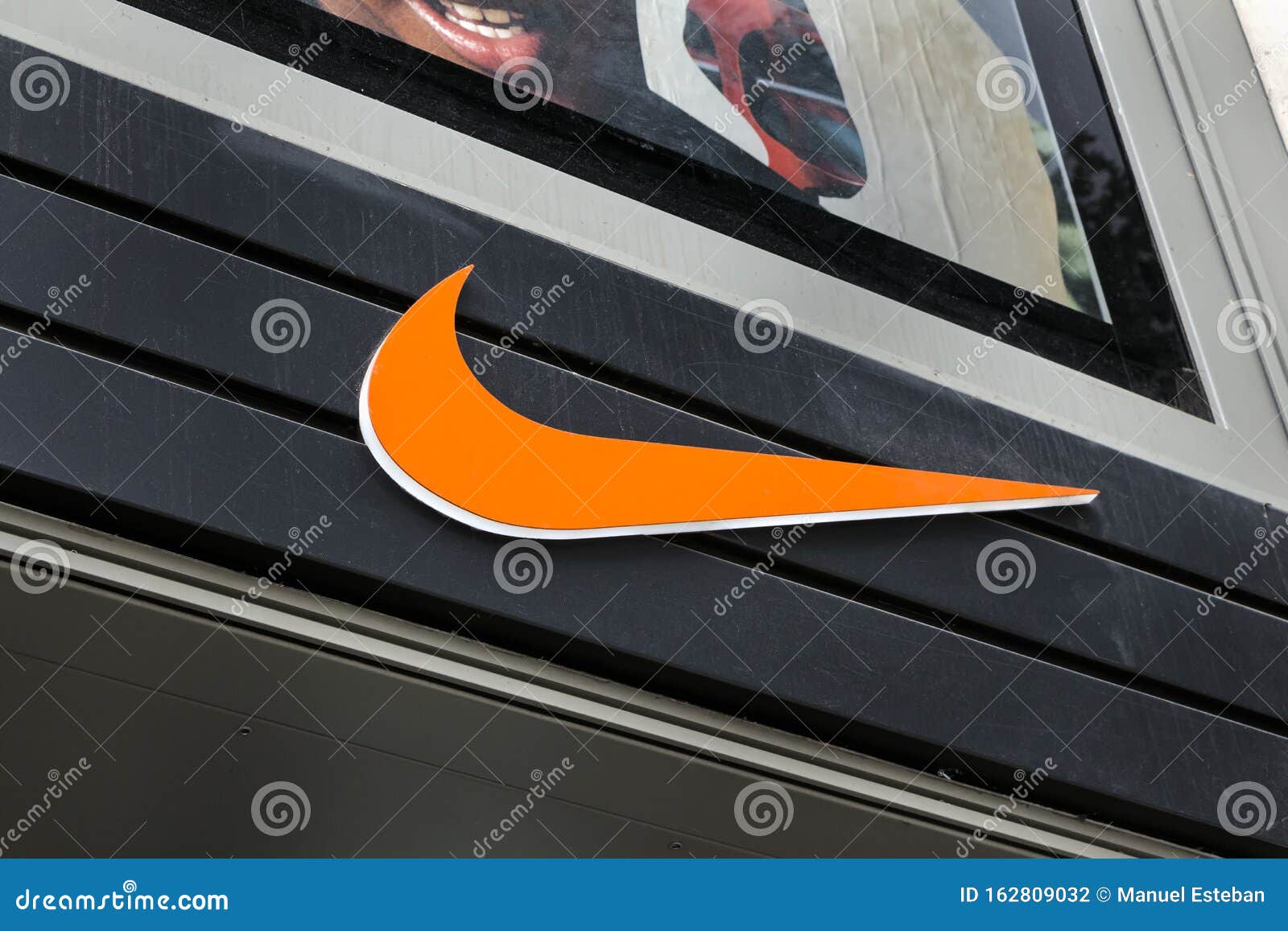 Logo Nike En La Tienda Nike Fotografía editorial - Imagen de exterior, marca: 162809032