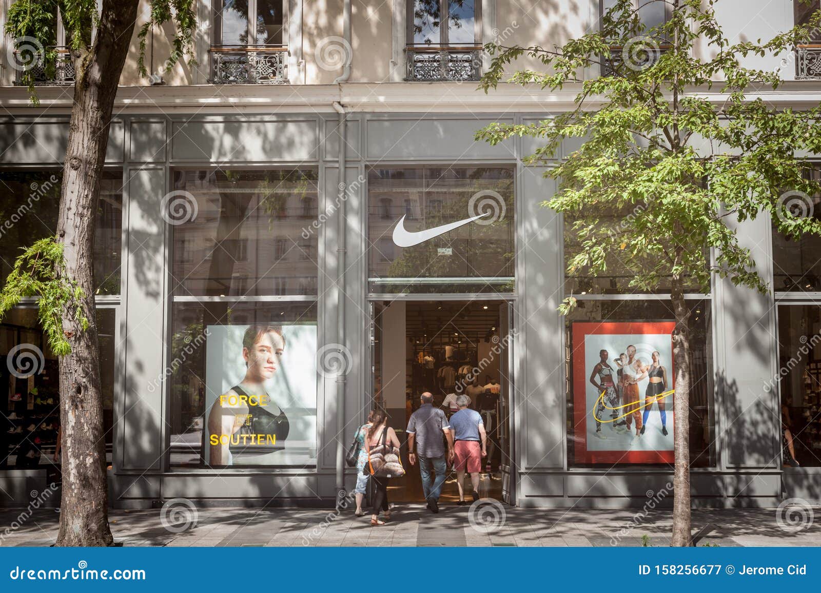 Logo De Nike En Tienda Principal De Lyon. Nike Es Una Marca Americana De Ropa Deportiva Y Calzado Famosa Por Sus Accesorios Dep Fotografía editorial - de atlético, accesorios: 158256677