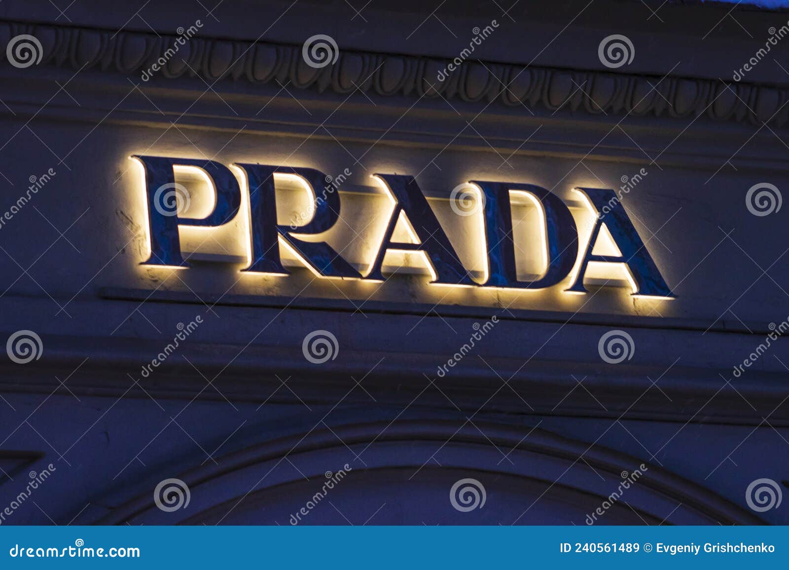 Logo De Prada Símbolo De Noche Disparo Marca De Lujo Imagen de archivo  editorial - Imagen de lifestyle, accesorios: 240561489