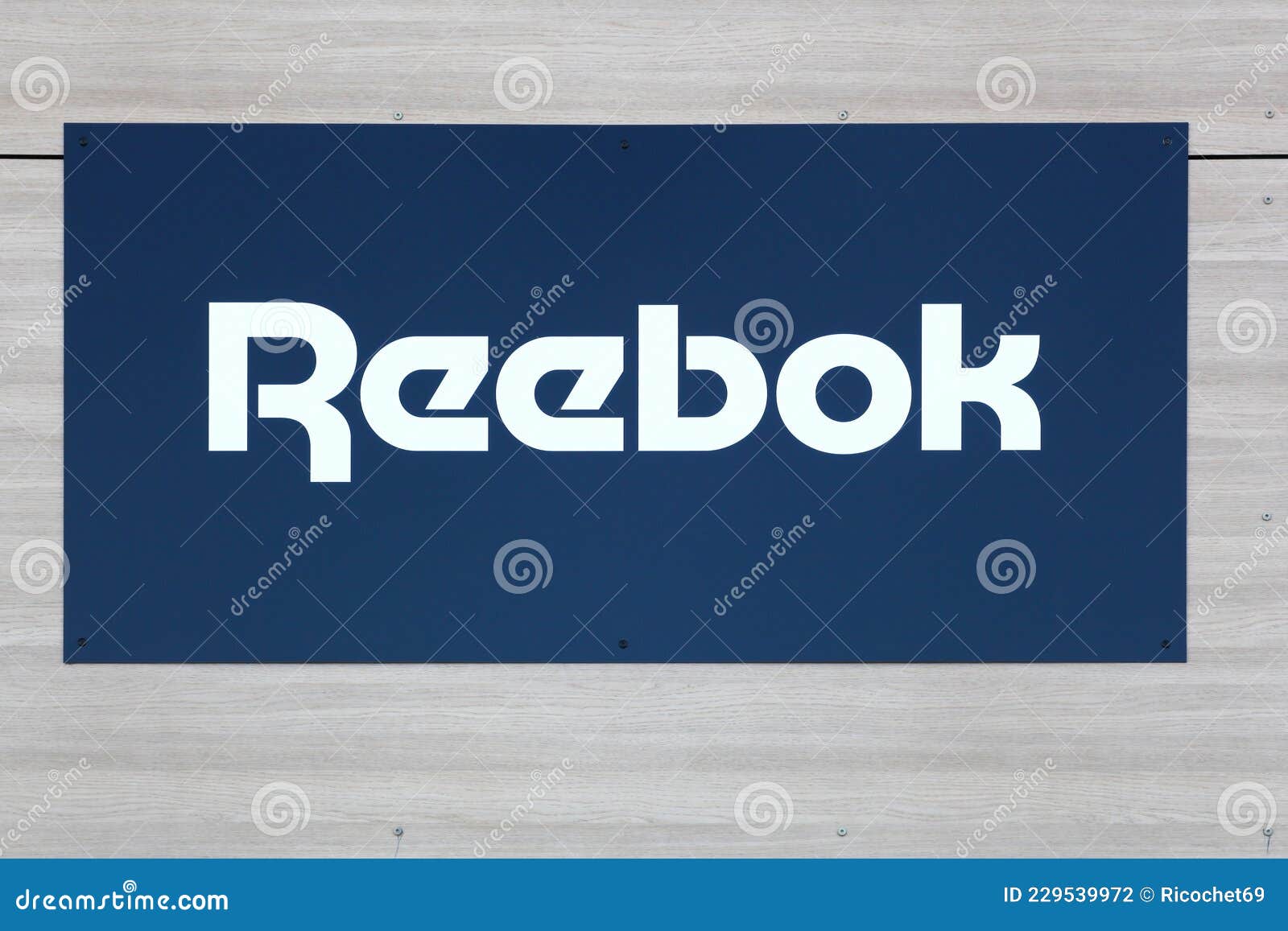 Logo De Reebok En Una Pared Fotografía editorial - Imagen de shoebox,  departamento: 229539972