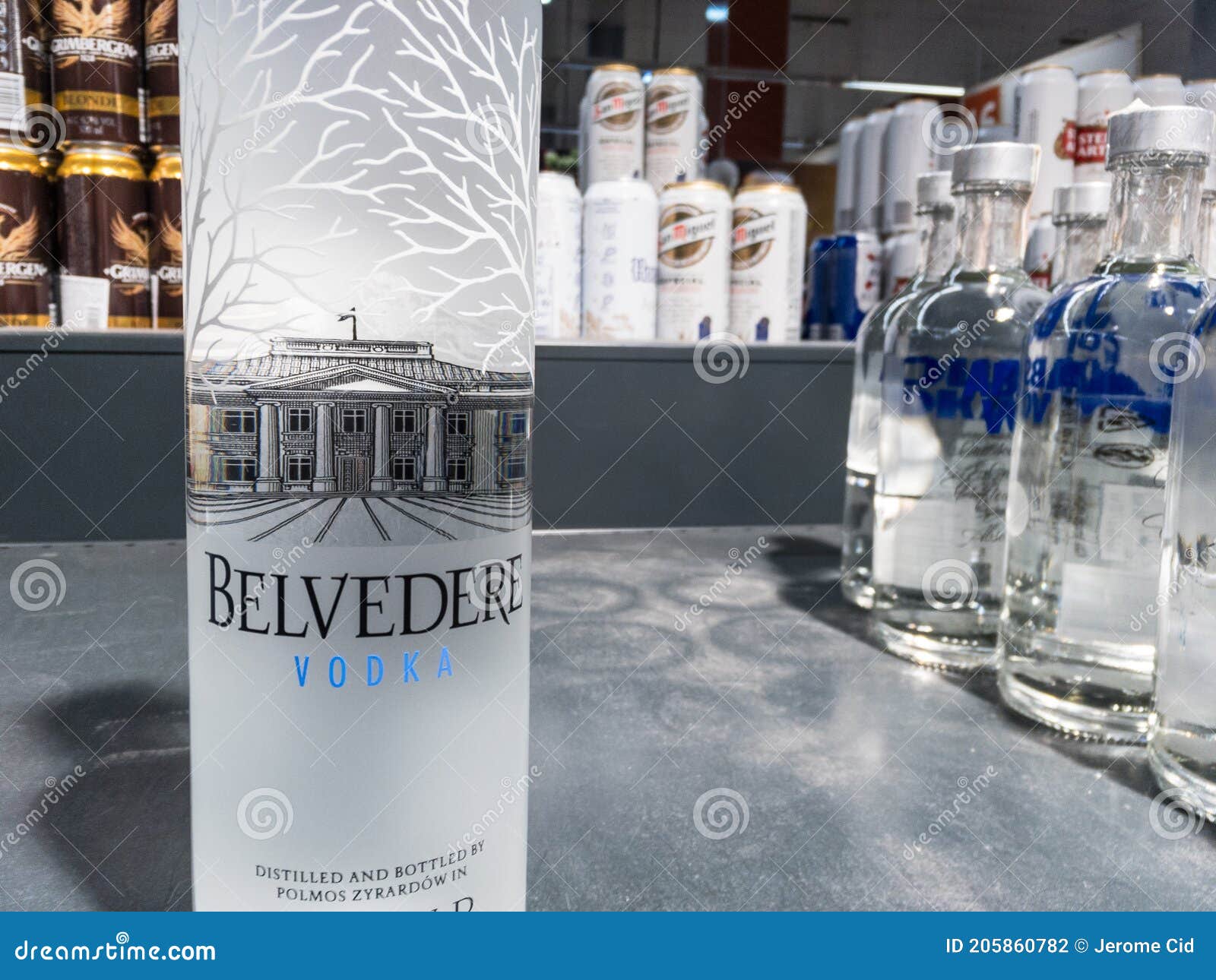 Logo De Vodka Du Belvédère Sur Quelques Bouteilles à Vendre. Une Marque  Belvédère De Vodka De Poli Produite Par La Société De Lvmh Photographie  éditorial - Image du distribué, illustration: 205860782