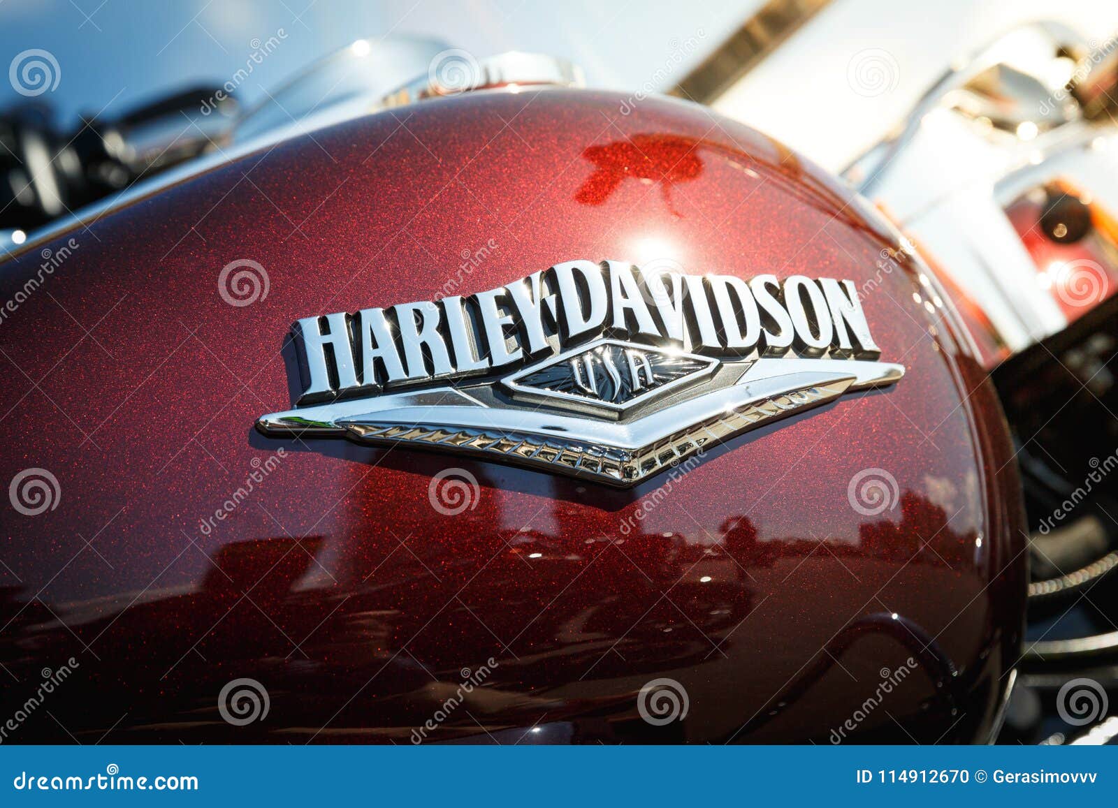 Gros Plan D'un Bouchon De Réservoir De Carburant De La Moto Avec Le Logo  Harley Davidson À Un Rassemblement De Motos Américaines À Beaucaire Dans Le  Département Français Du Gard Banque D'Images