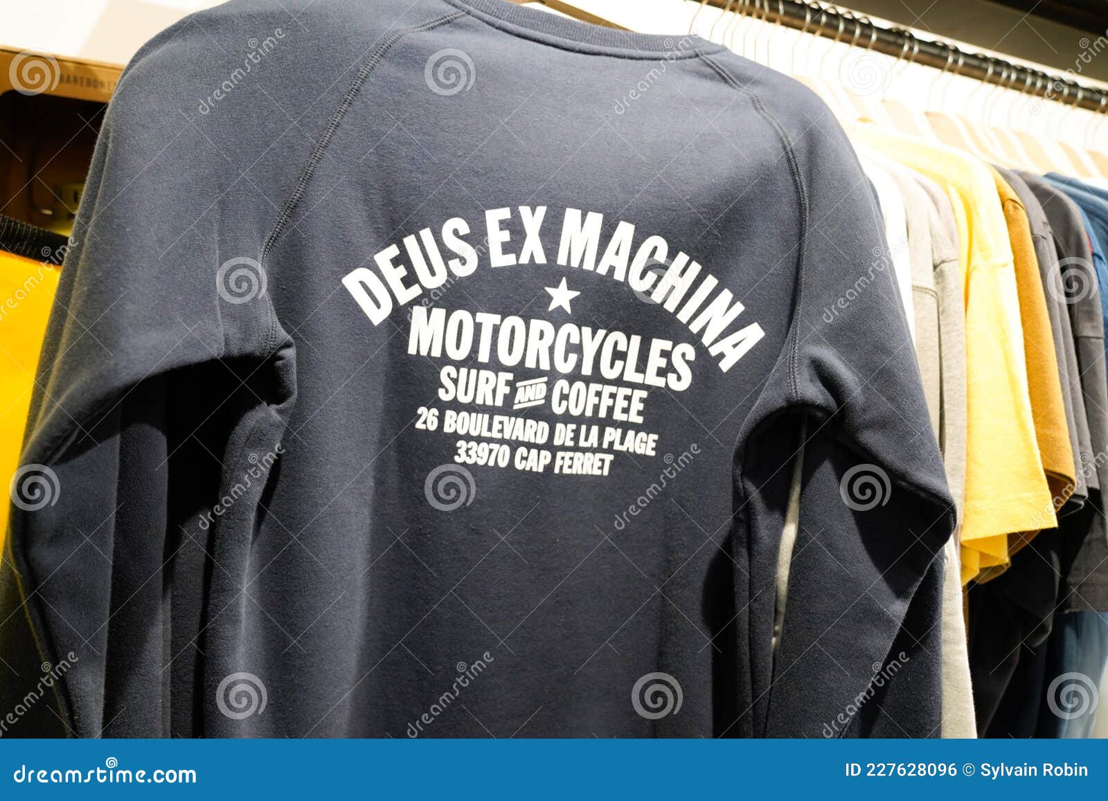 Logo Deus Merk En Op Shirt Van Cap Ferret France Mode Kleding Redactionele Foto - Image of fiets, gevel: 227628096