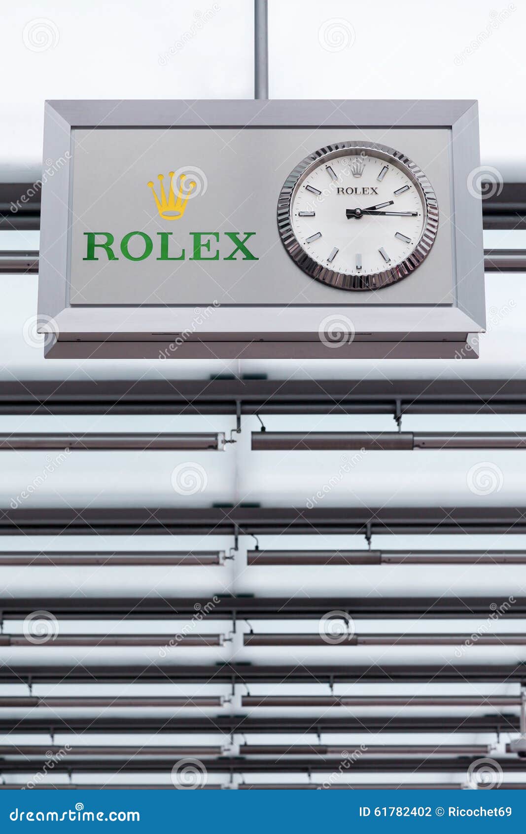 Francfort, Germania - 19 settembre 2015: Logo di Rolex su un soffitto all'aeroporto di frankfurter Rolex fabbrica, distribuisce ed assiste gli orologi venduti nell'ambito delle marche di Tudor e di Rolex