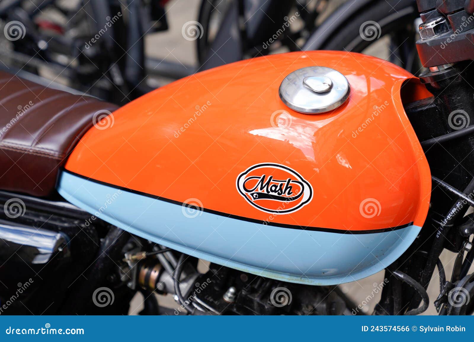 https://thumbs.dreamstime.com/z/logo-f%C3%BCr-mash-motorrad-marke-und-unterschrift-auf-benzin-kraftstofftank-motorradblau-bordeaux-aquitaine-france-ottokraftstoff-243574566.jpg