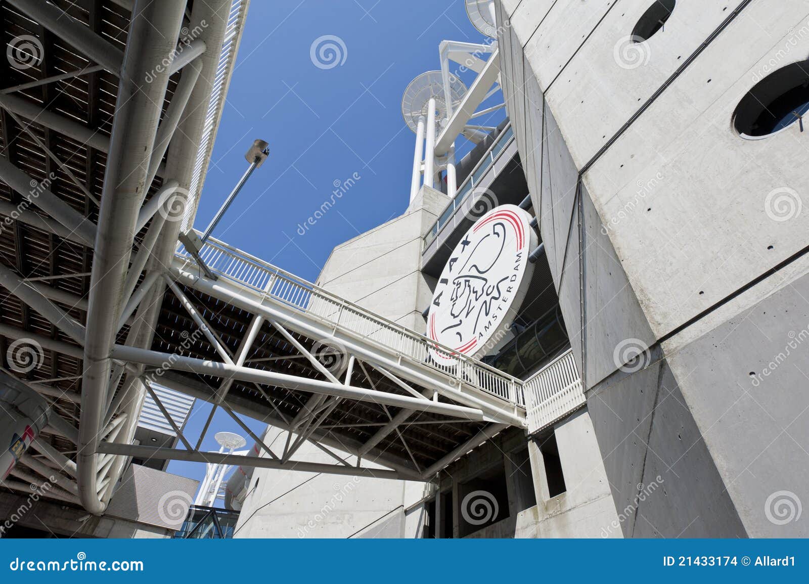 Logo för ajaxamsterdam arena. Ovanför stadion för logo för ingång för arena för ajaxamsterdam vinkel ledande till den uppåtriktade sikten wide