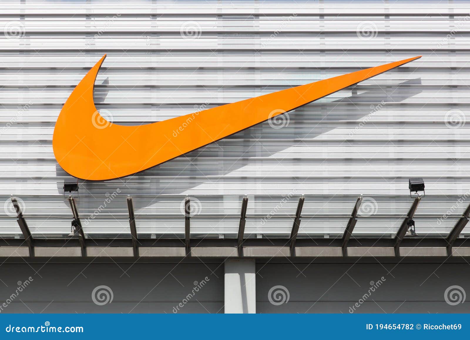 Logo Nike Na Fasadzie Sklepu Fotografia Editorial - Obraz złożonej z  produkcja, emblemat: 194654782