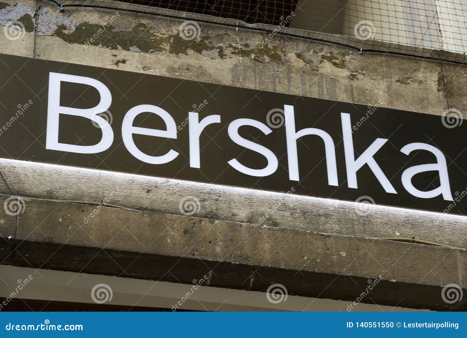 Logotipo Da Loja De Bershka Na Rua De Milão Em Itália Imagem Editorial ...