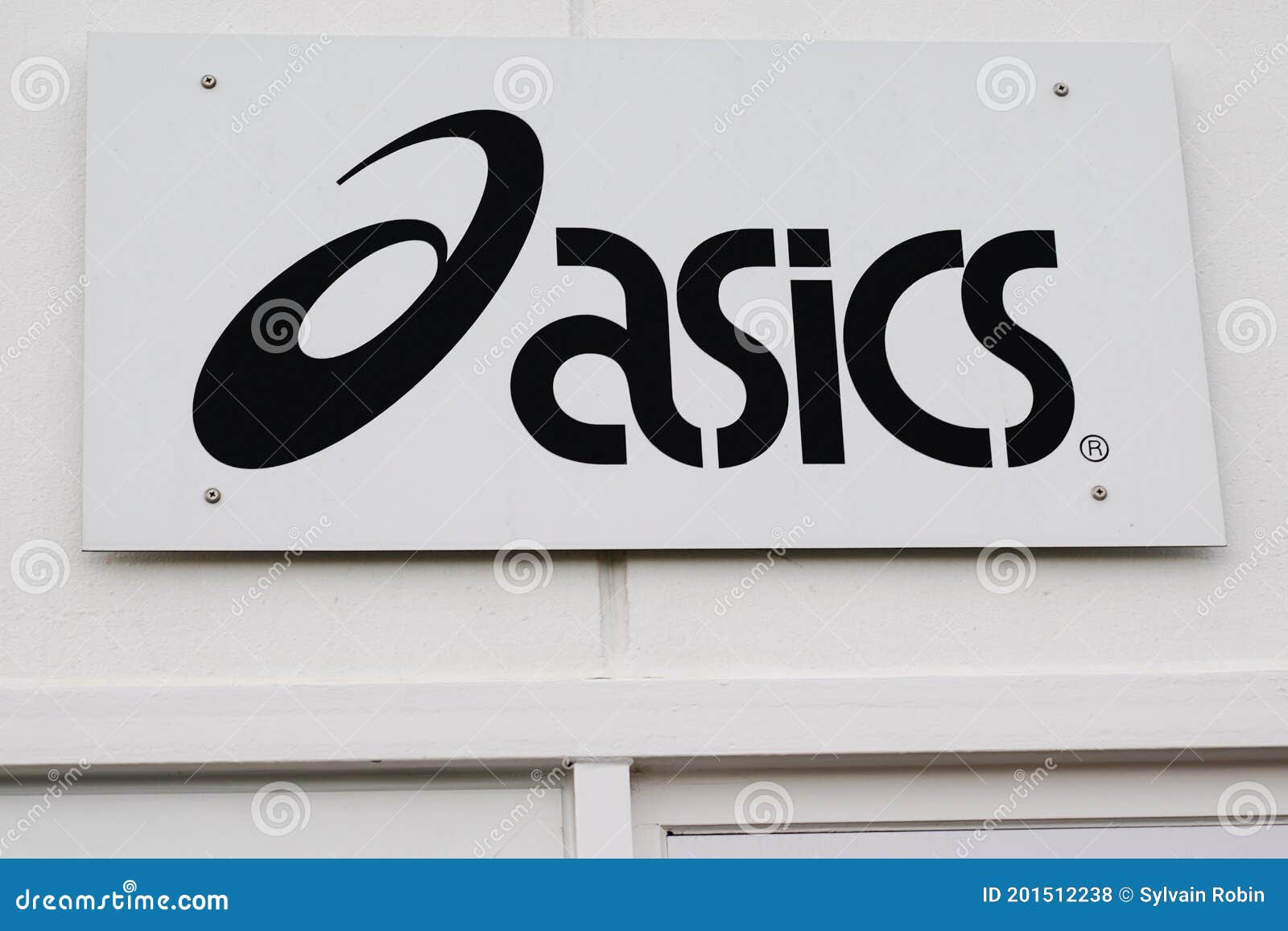 Logotipo De Asics Y Muestra Del Equipo Atlético De Los Zapatos Japoneses De Multinacional Foto de archivo editorial - de multinacional, logotipo: 201512238