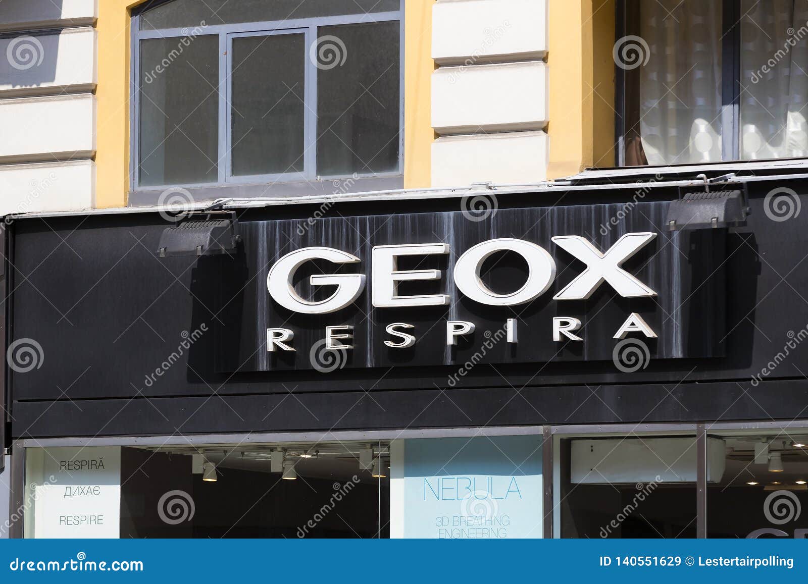 Logotipo De La Tienda De Geox En Calle De Milán En Italia Imagen editorial - Imagen de bueno, ropa: 140551629
