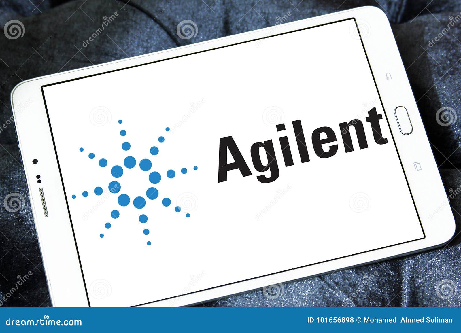 Logotipo de las tecnologías de Agilent en la tableta de Samsung Las tecnologías de Agilent son una investigación, un desarrollo y una compañía de fabricación públicos americanos, que proporciona los instrumentos, software, servicios y los materiales consumibles analíticos para el flujo de trabajo entero del laboratorio