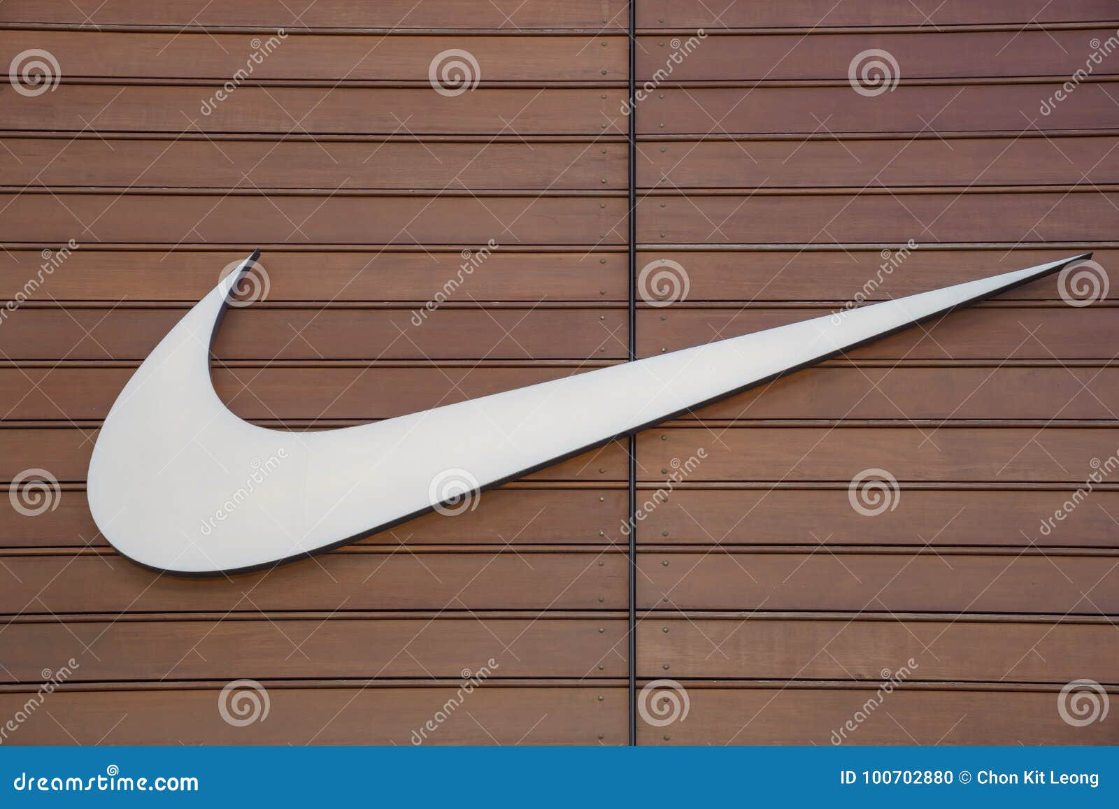 Logotipo De Nike Con Un Fondo De Madera Imagen editorial - Imagen de tarde, 100702880