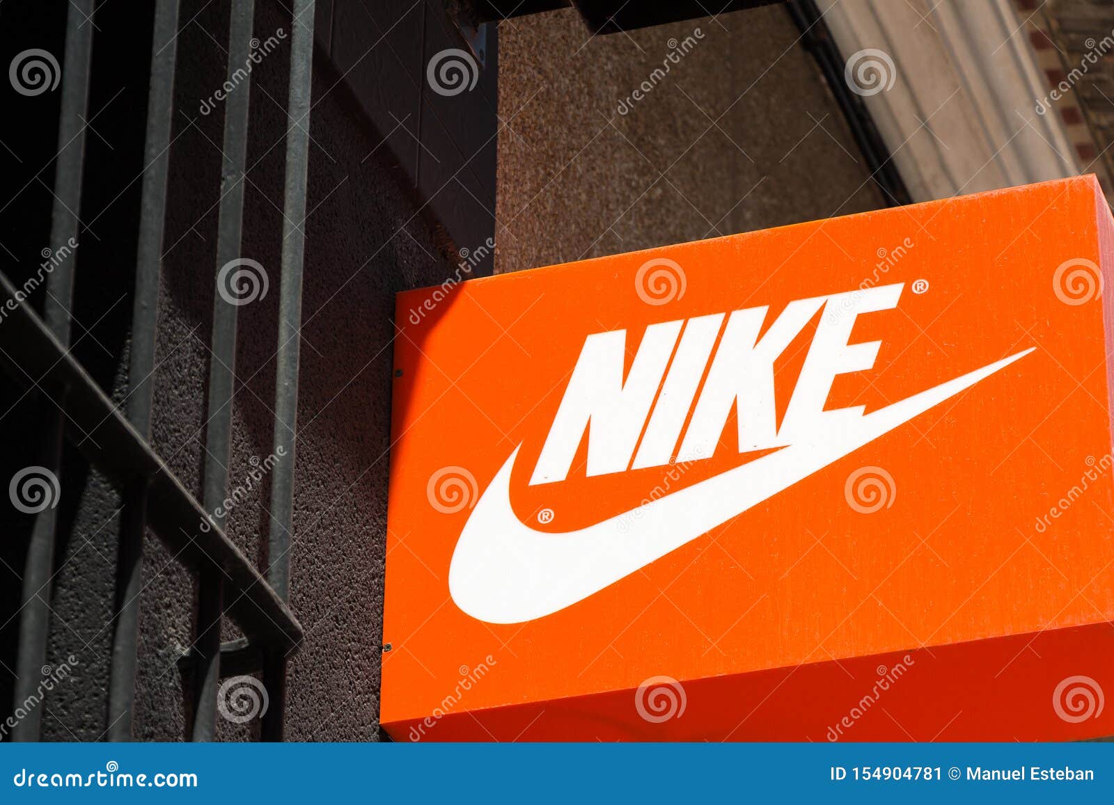 Logotipo De Nike En Tienda De Nike Foto editorial - Imagen de americano, 154904781