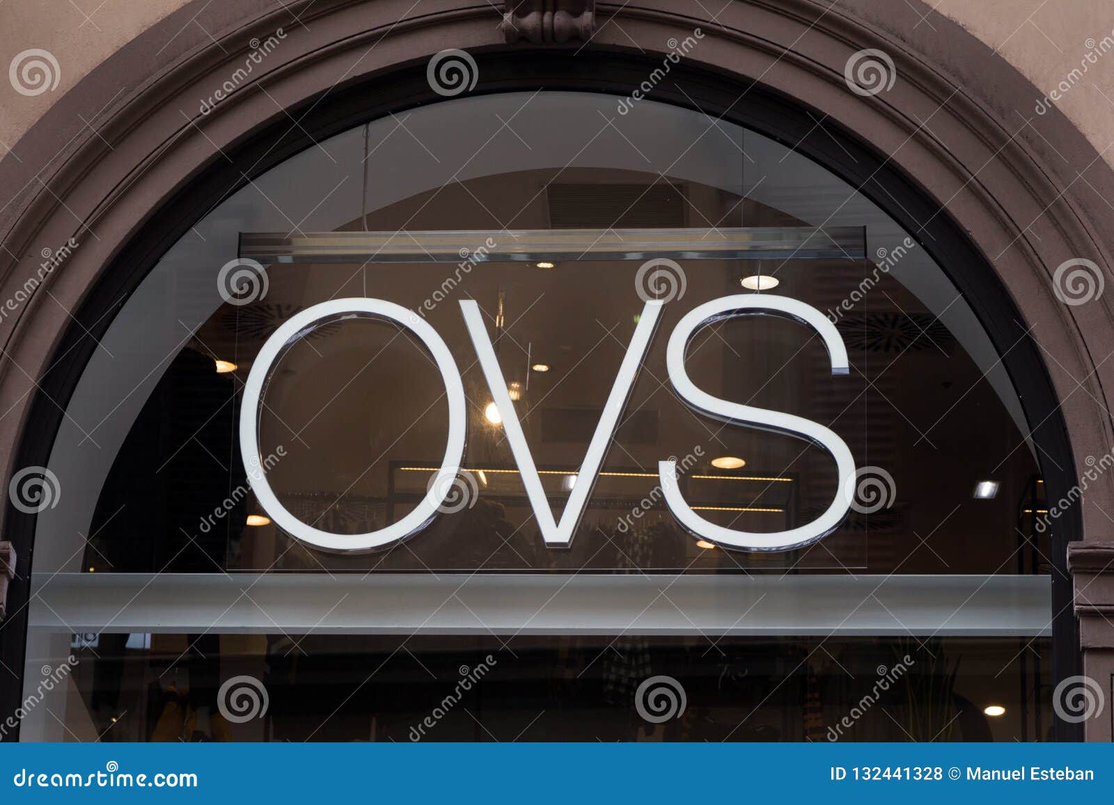 Logotipo De OVS En La Tienda De OVS Foto de archivo editorial Imagen de calle, internacional: 132441328