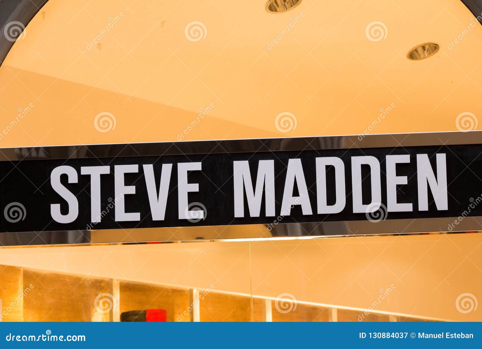 Logotipo De Madden En La Tienda De Steve Madden Fotografía editorial - Imagen grupo, maduro: 130884037