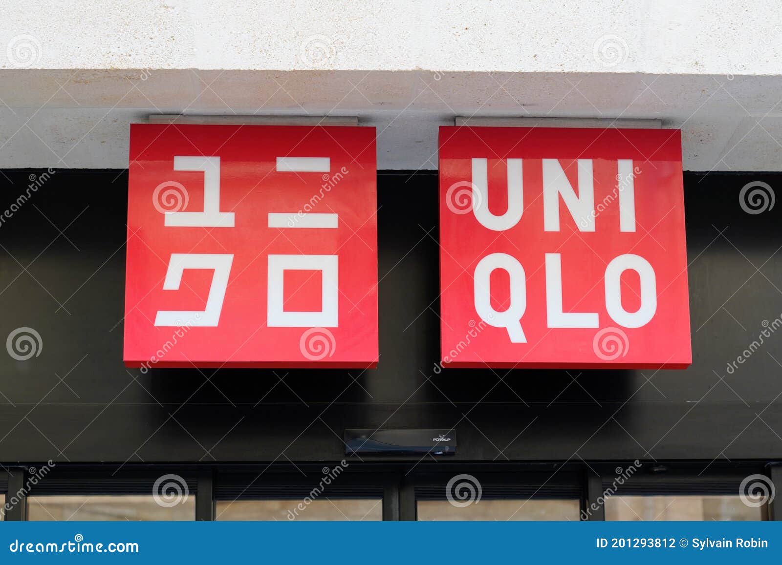 Logotipo De Uniqlo Y Rojo Frente a La Tienda De Ropa De La Tienda De La  Muestra Del Texto De La Marca Japonesa Fotografía editorial - Imagen de  fashionable, bandera: 201293812