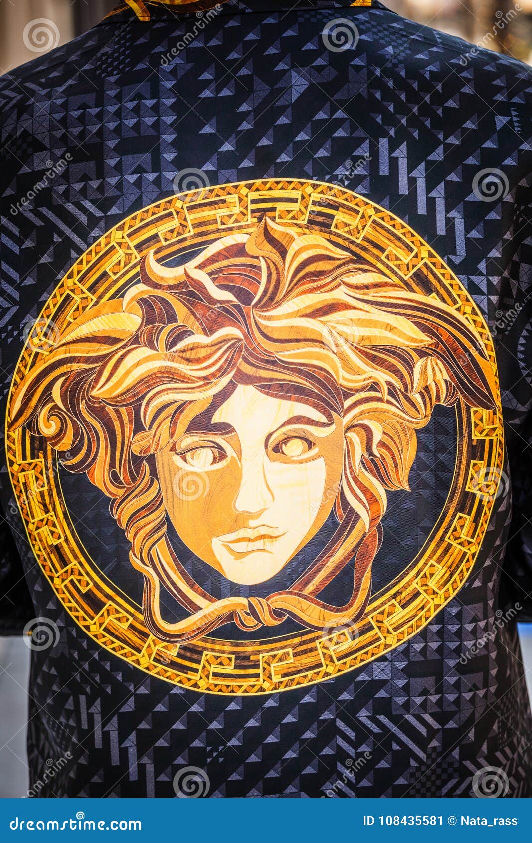 Logotipo De Versace Como Primer De La Medusa Foto editorial - Imagen de  camino, colinas: 108435581