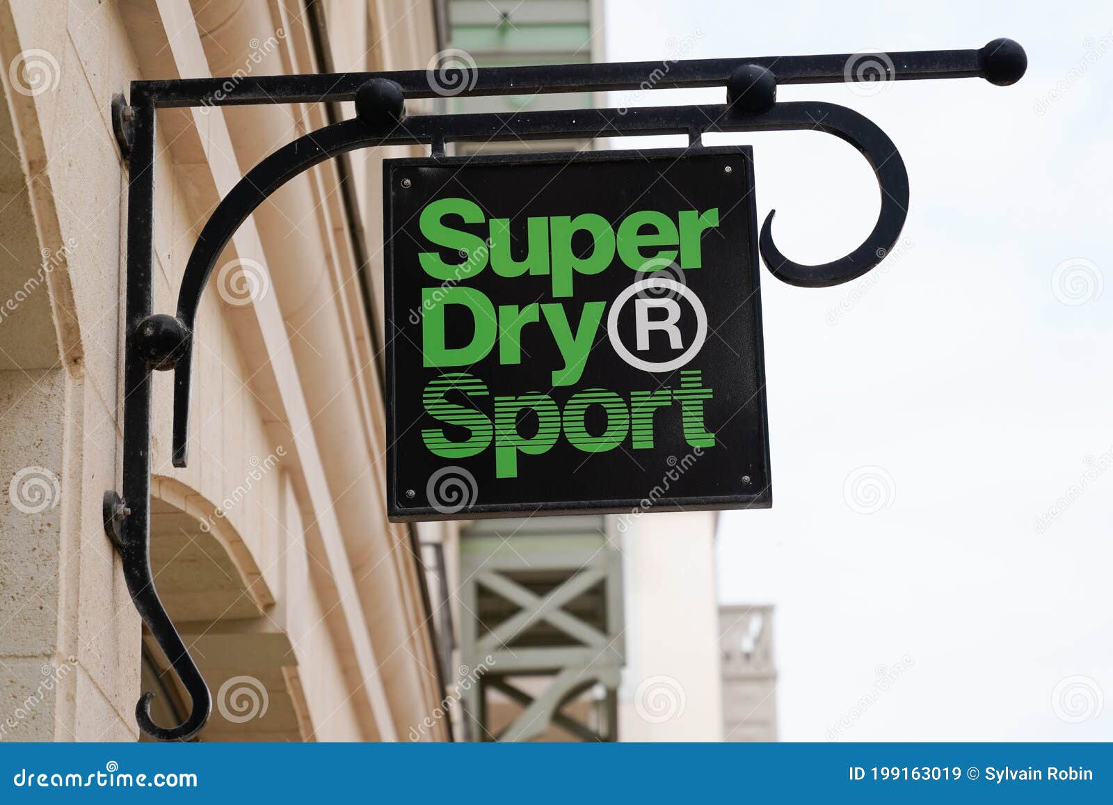 Logotipo Deportivo Superdry Y Firma De Texto Frente a La Tienda Marca De  Ropa Imagen de archivo editorial - Imagen de internacional, negocios:  199163019