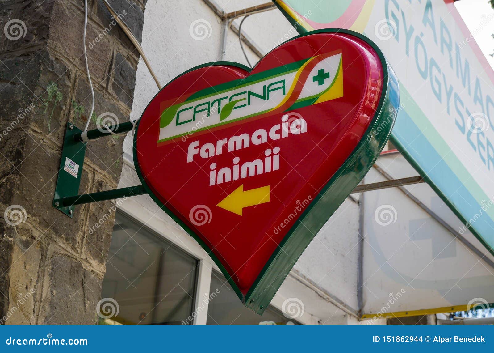 Miercurea Ciuc, Rumania 29 de junio de 2019: Logotipo en forma de corazón del negocio de la farmacia de la catenaria