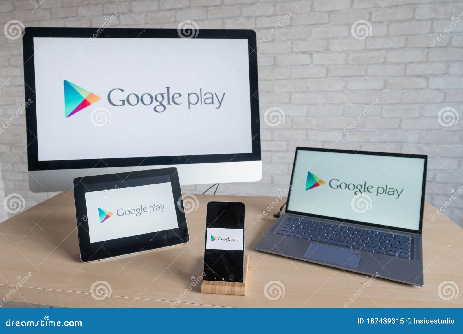 Logotipo Google Play Nas Telas De Um Laptop Digital Para Tablet E