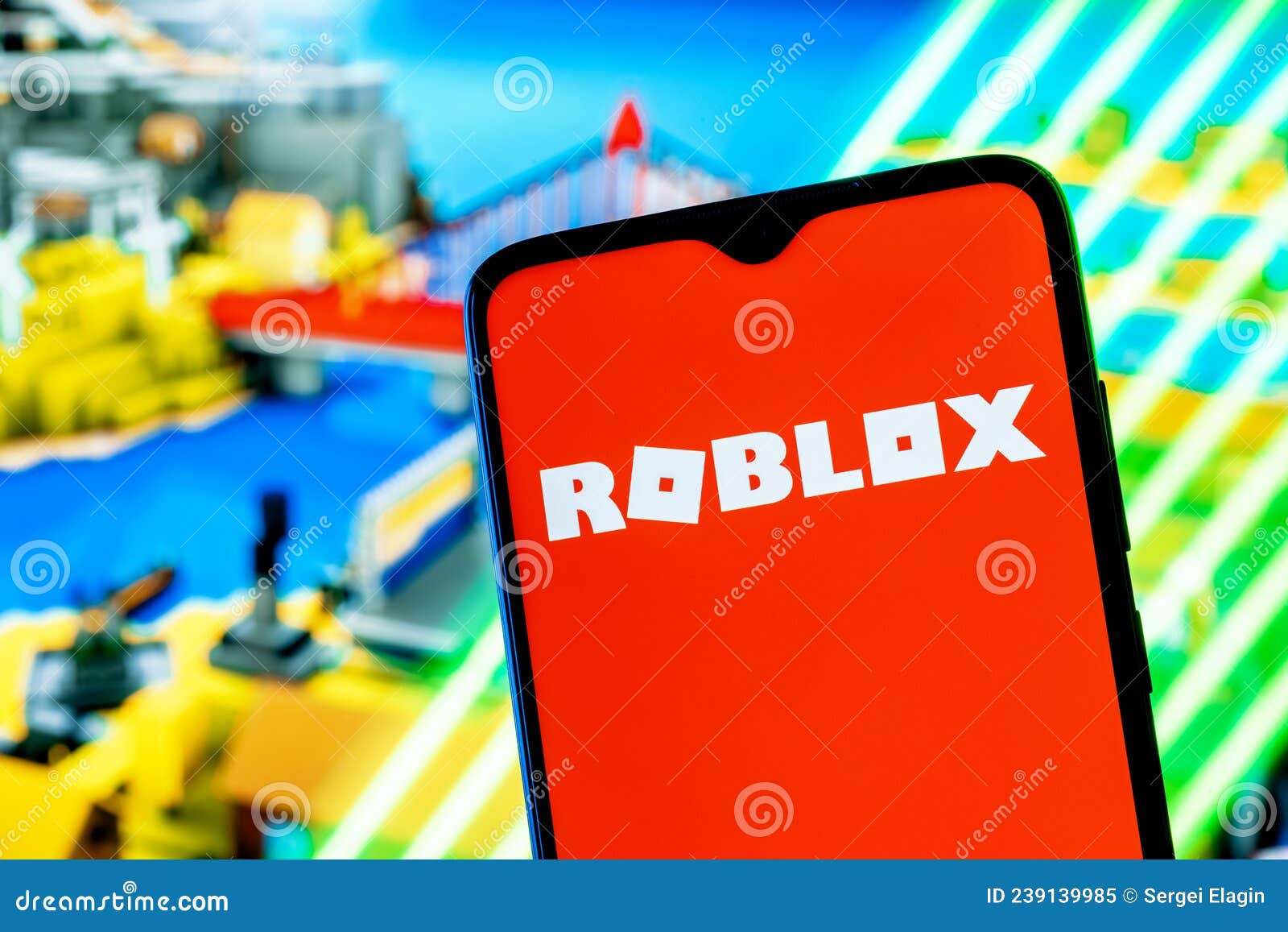 Logotipo Roblox Na Tela Do Smartphone. Um Quadro Do Jogo Roblox Em