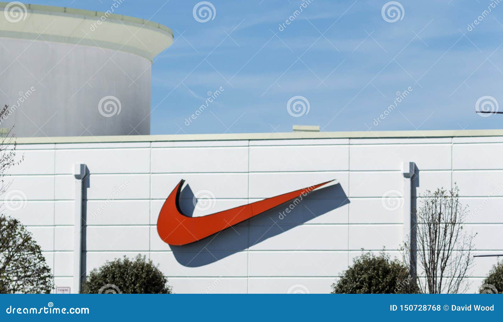 presupuesto Cercanamente Discriminar Logotipo Rojo Del Nike Swoosh En Fuera De Tienda Foto de archivo editorial  - Imagen de negocios, rojo: 150728768