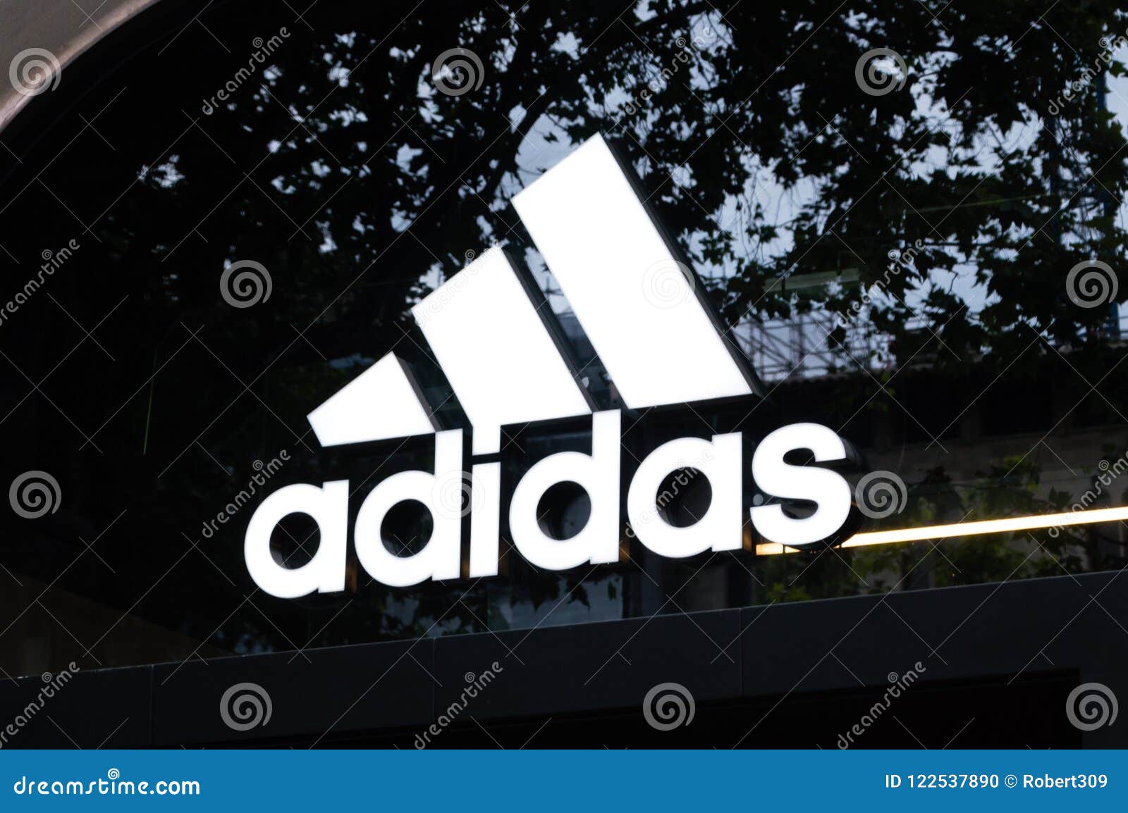 Y Muestra De Adidas En La Tienda Barcelona Imagen - Imagen de equipo, adidas: