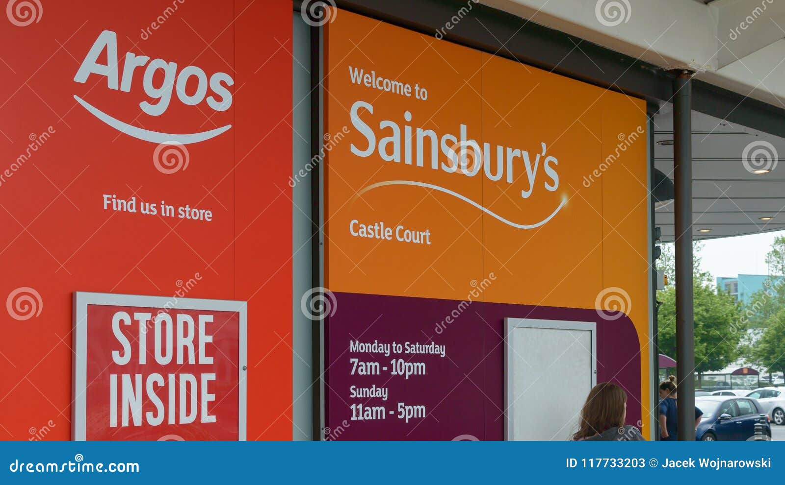 Logotipos Corte Do Castelo Do ` S De Argos E De Sainsbury Foto de Stock