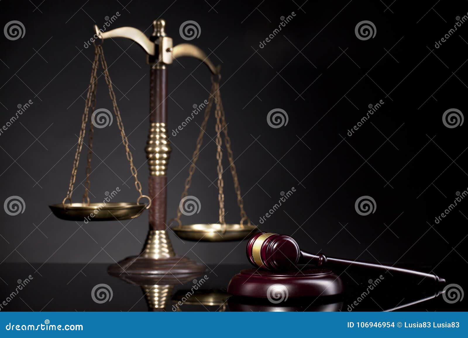 Loi Bureau du ` s de juge Marteau du ` s de juge, décision juridique. Bureau juridique Bureau du ` s de juge Jugez le marteau du ` s et l'échelle de la justice Concept de loi et de justice