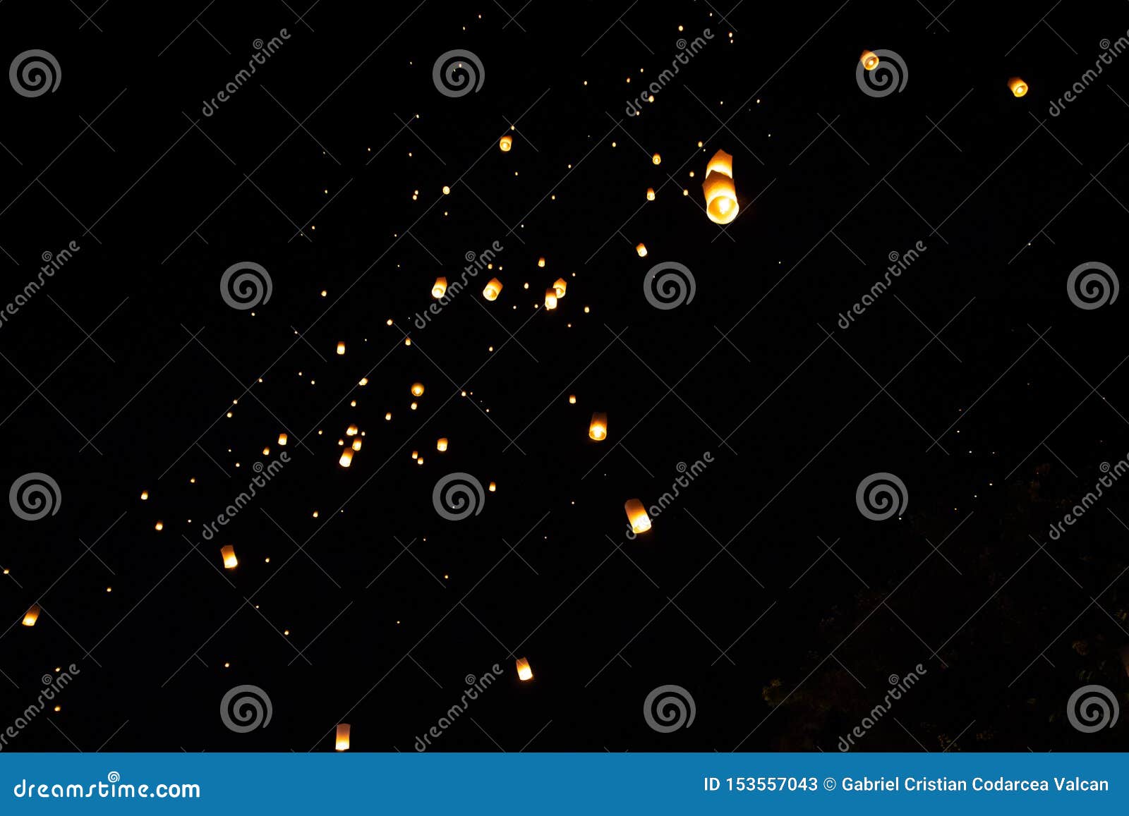 loi krathong and yi peng released paper lanterns on the sky during night