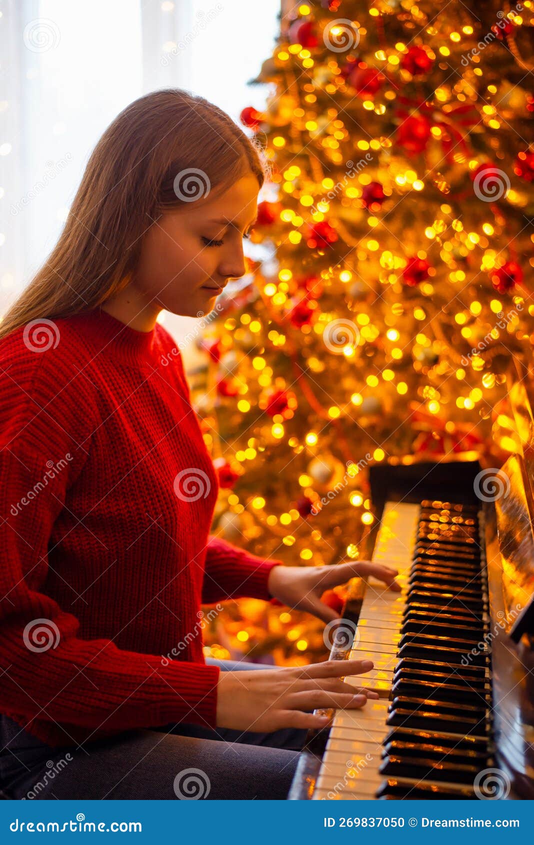 Fundo Na época Do Natal Uma Jovem Se Envolve Em Uma Aula De Piano