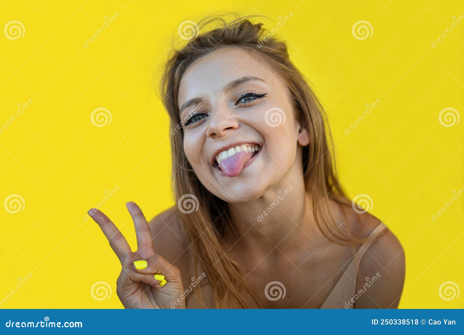 Retrato de menina linda feliz morena mulher bonita em roupas de verão  casual hipster verde sem maquiagem isolada no branco, tirar uma selfie e  mostrando a língua